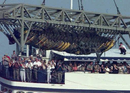 2000: H.L. Hunley